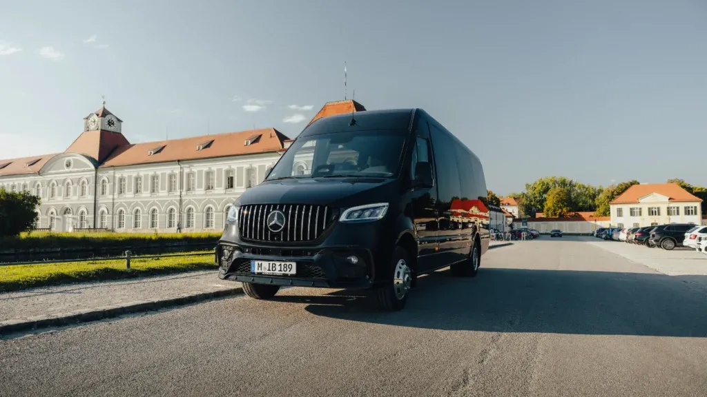 Mercedes VIP Sprinter vor Schloss
