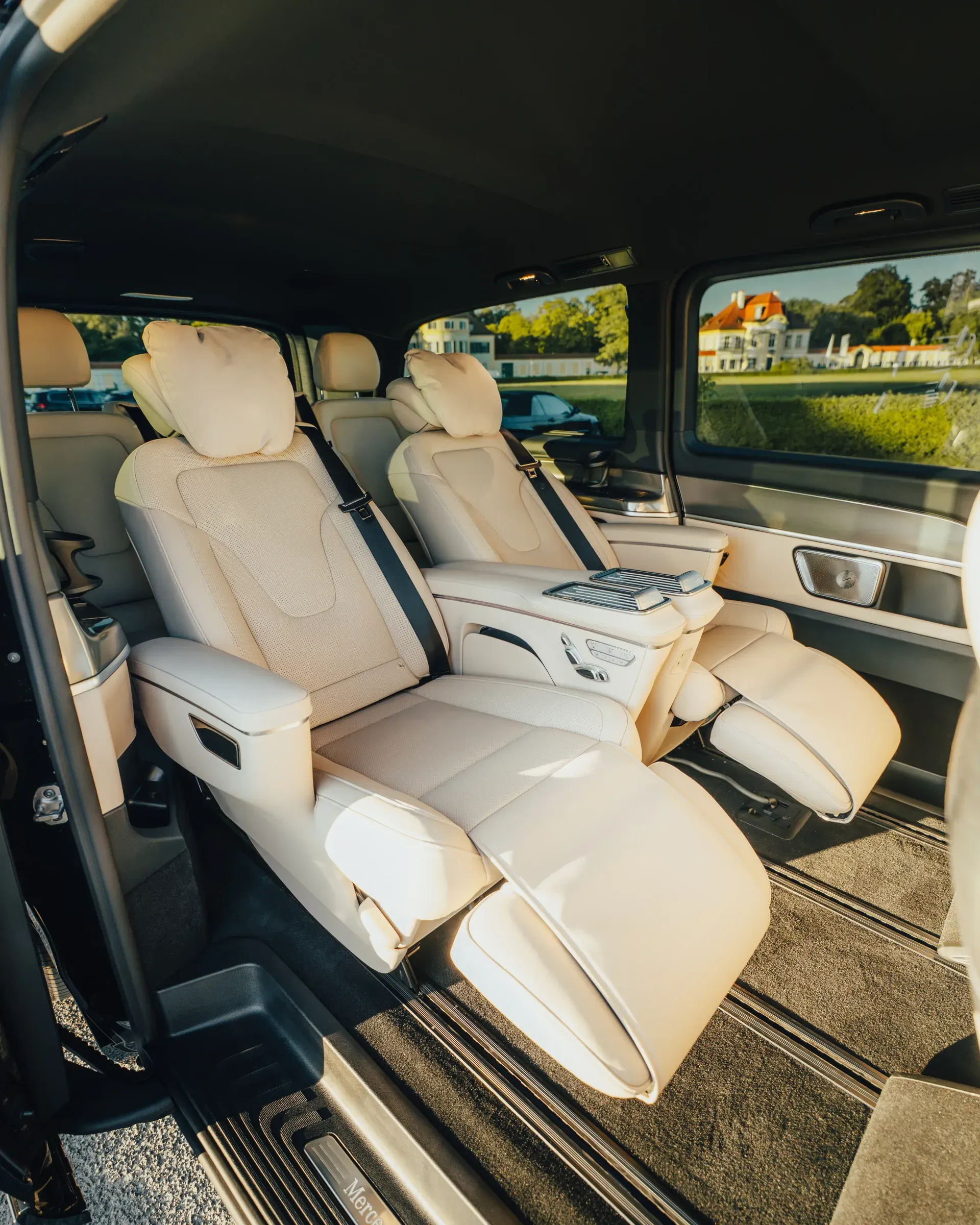 Designo-Lederausstattung der V-Klasse Premium mit vollelektrisch verstellbaren Captain-Chairs und ausgeklapptem Tisch