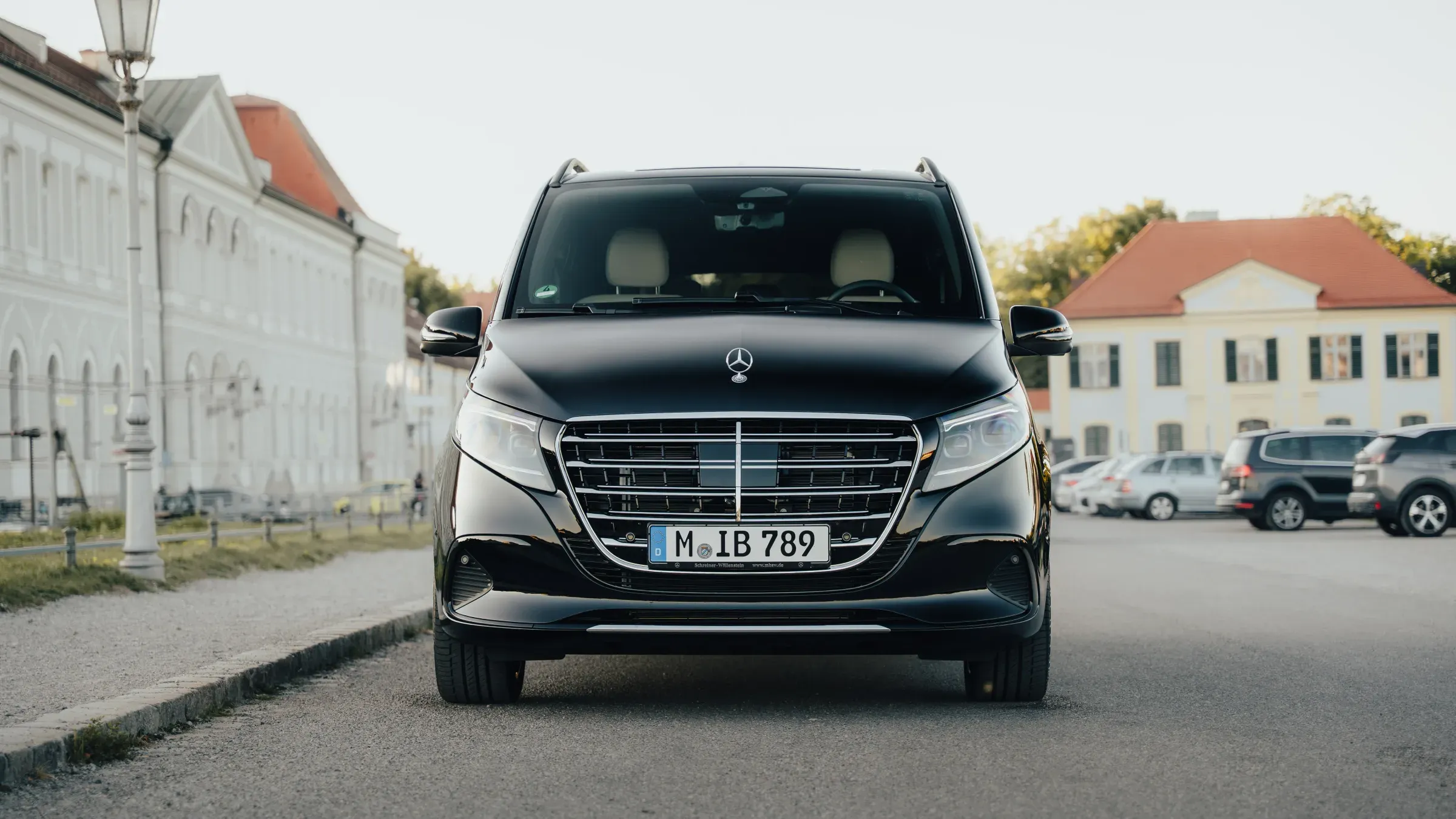 Mercedes-Benz V-Klasse Premium mit Chauffeur vor Schloss Nymphenburg in München
