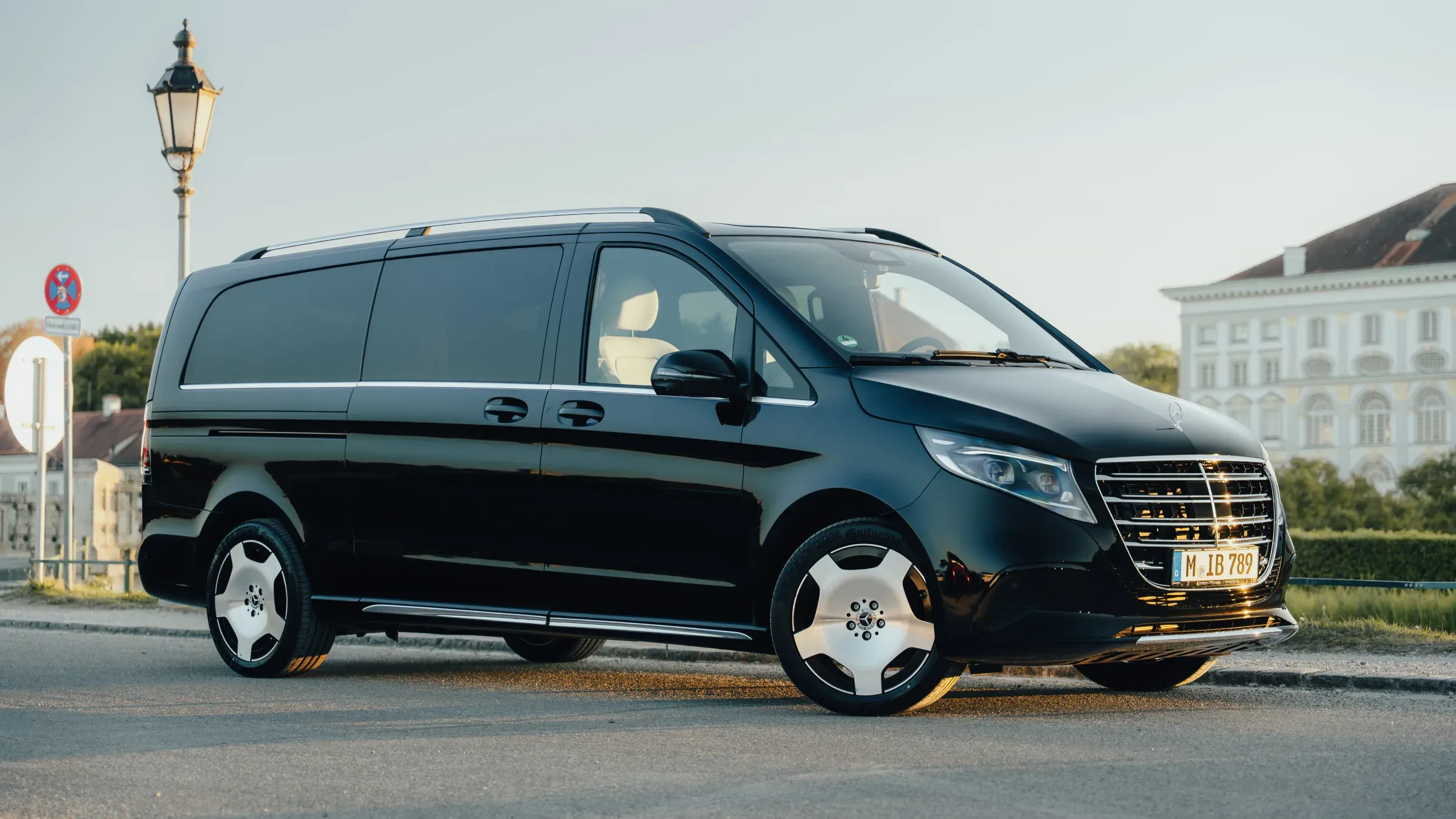 Mercedes-Benz V-Klasse Premium in der Seitenansicht — Chauffeurservice München
