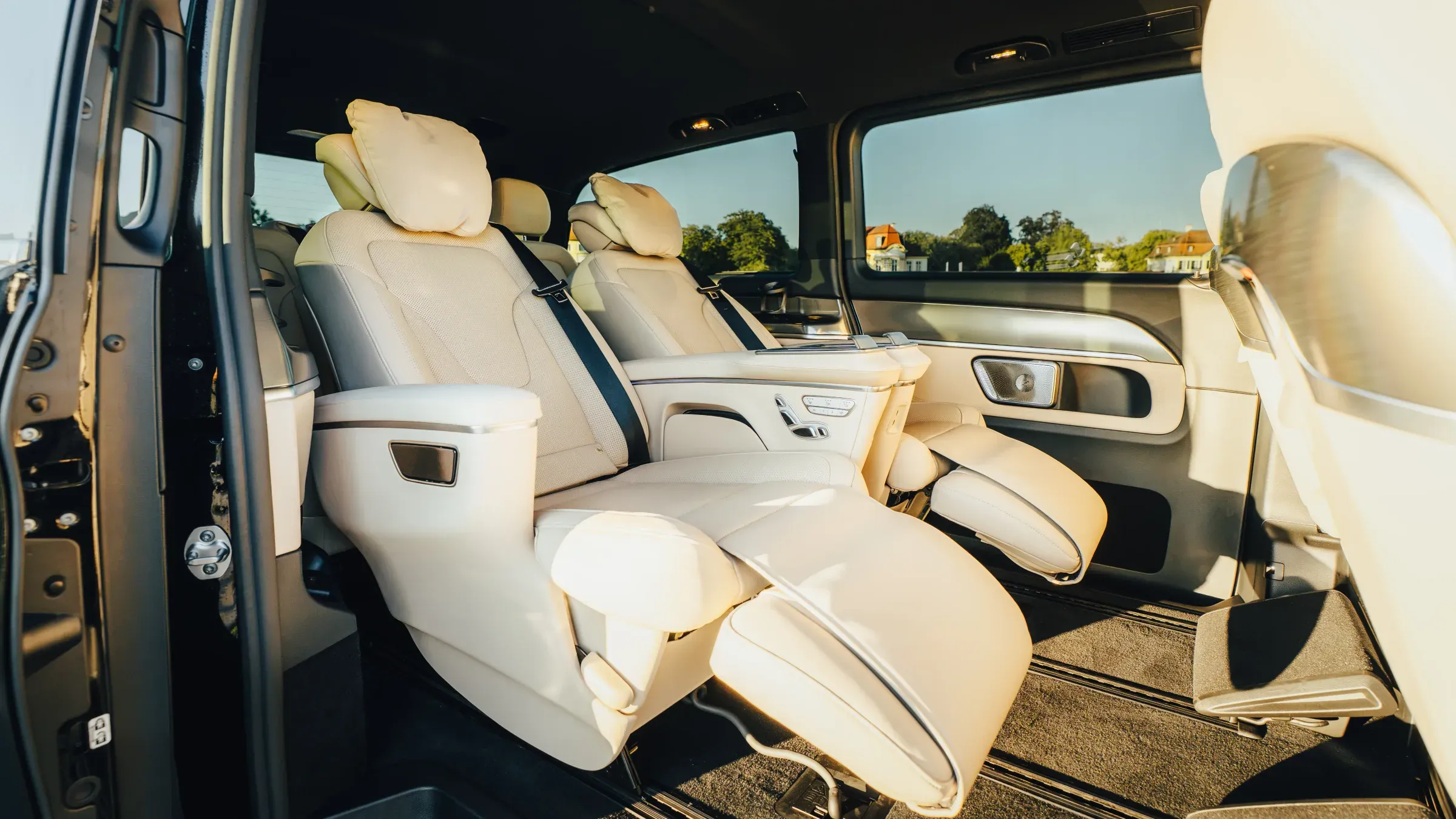 Konferenz-Bestuhlung mit Captain-Chairs in der Mercedes-Benz V-Klasse Premium — Messe-Chauffeur München für Aussteller