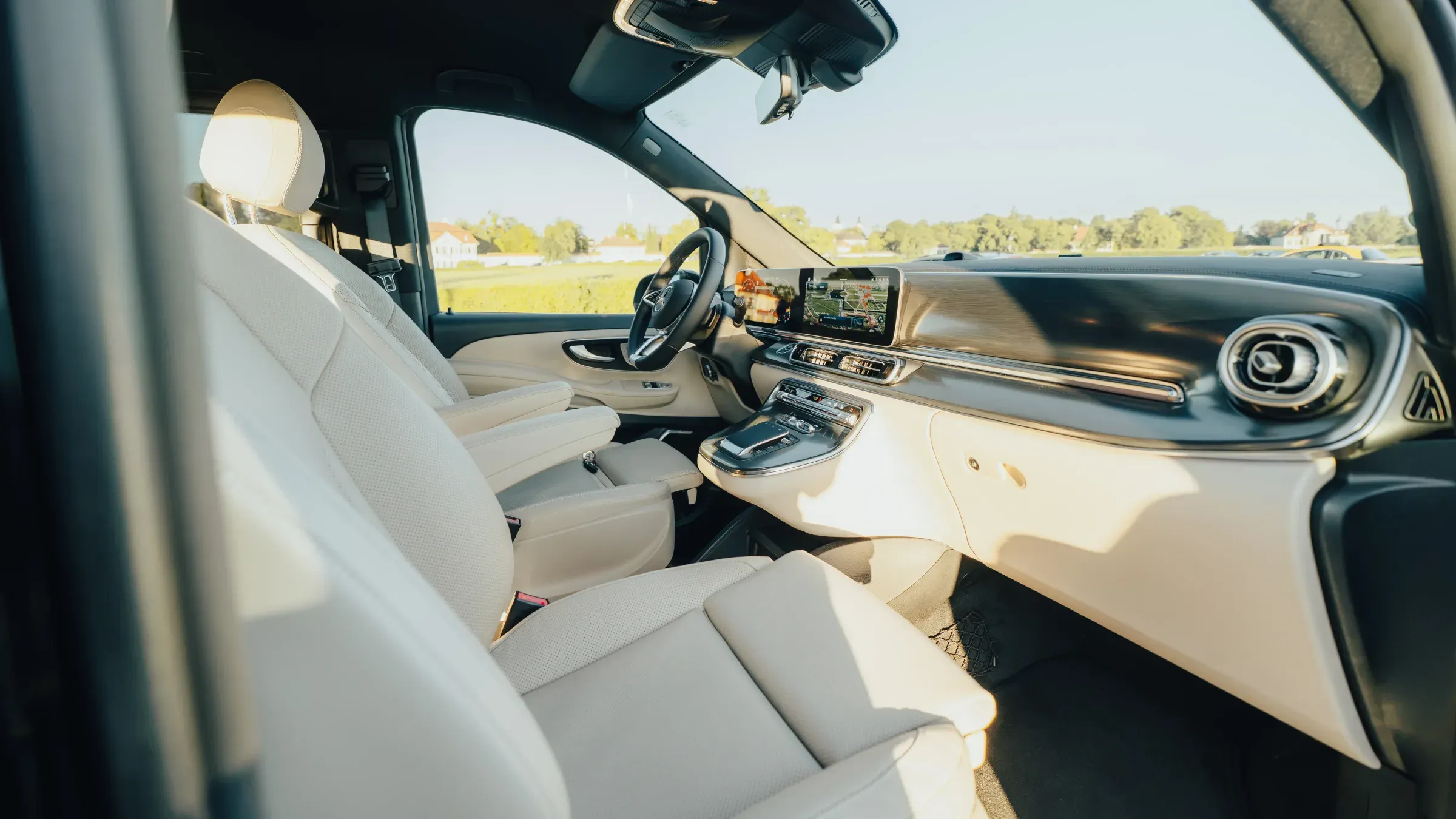 Blick vom Fond auf Cockpit und Vordersitze der Mercedes-Benz V-Klasse Premium in heller Lederausstattung