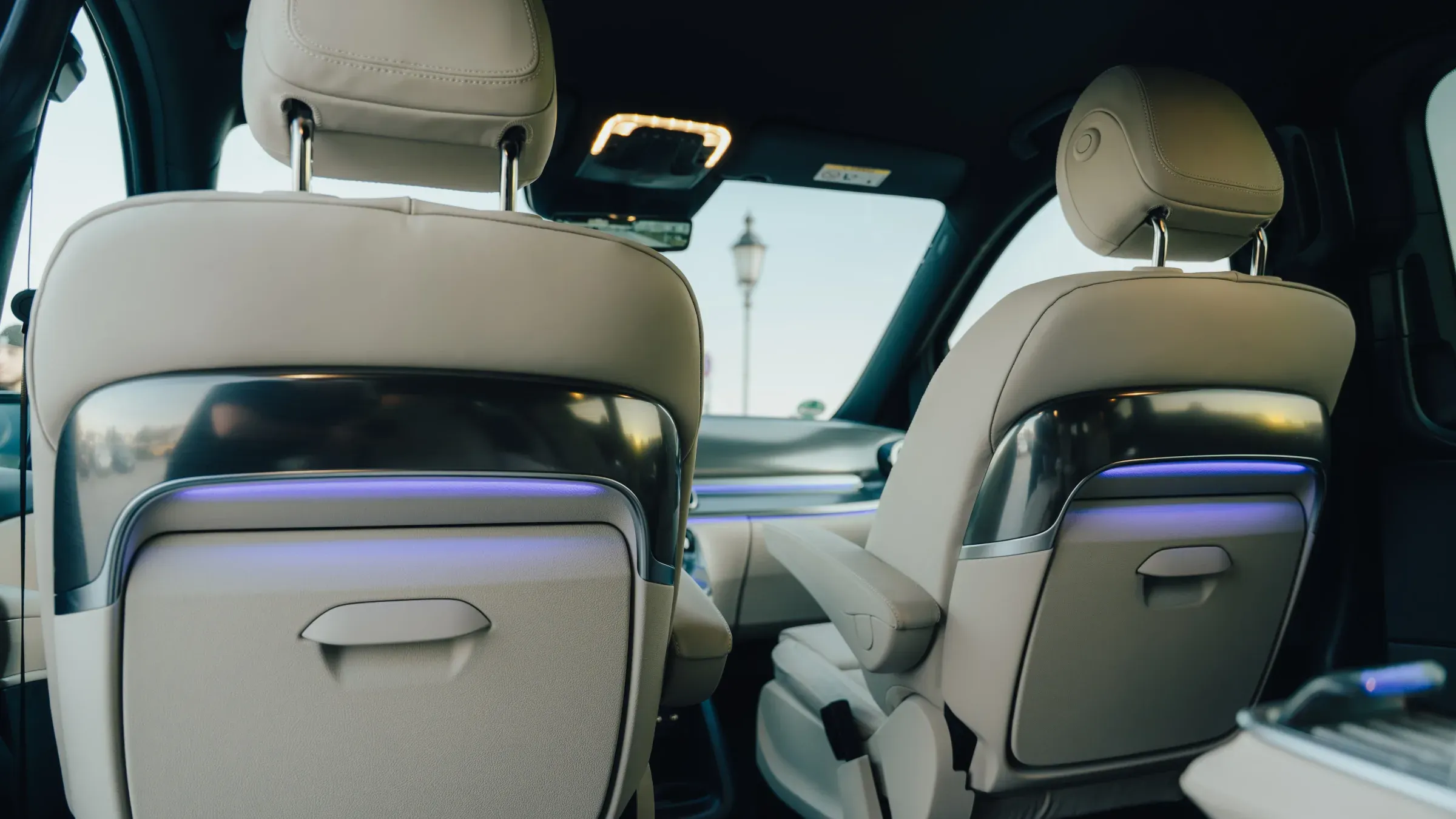 Rückenlehnen der Captain-Chairs mit integrierter Ambientebeleuchtung und Tischfächern in der V-Klasse Premium