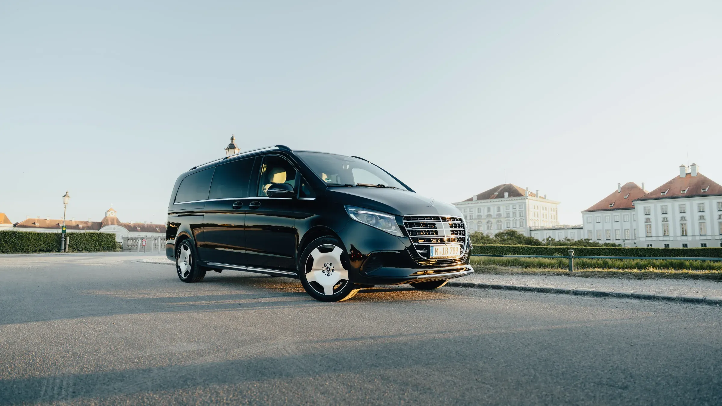 Schwarze Mercedes-Benz V-Klasse Premium mit Chauffeur vor Schloss Nymphenburg in München