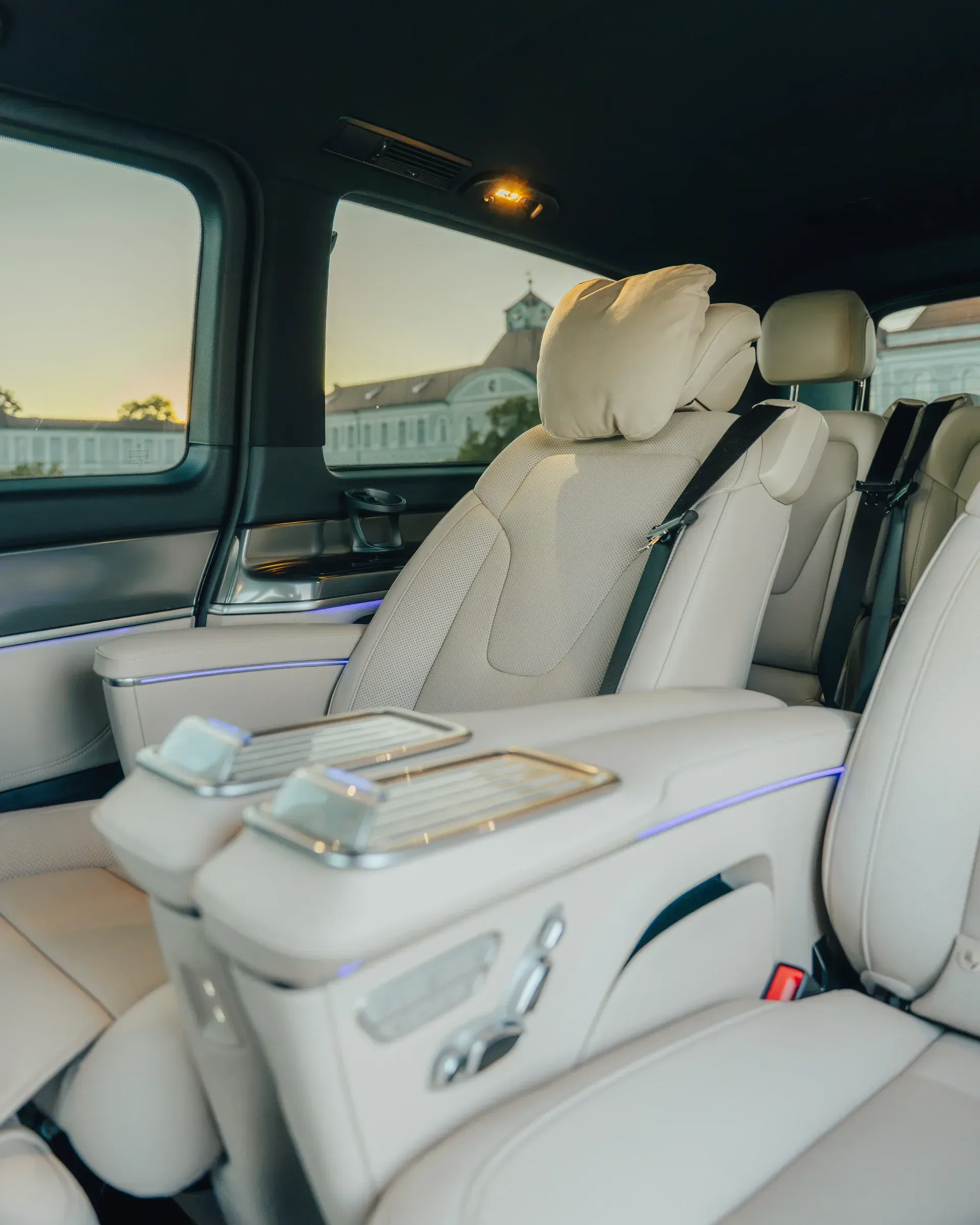 Fondsitze der Mercedes-Benz V-Klasse Premium mit Ambientebeleuchtung — Arbeiten und Telefonieren während der Fahrt